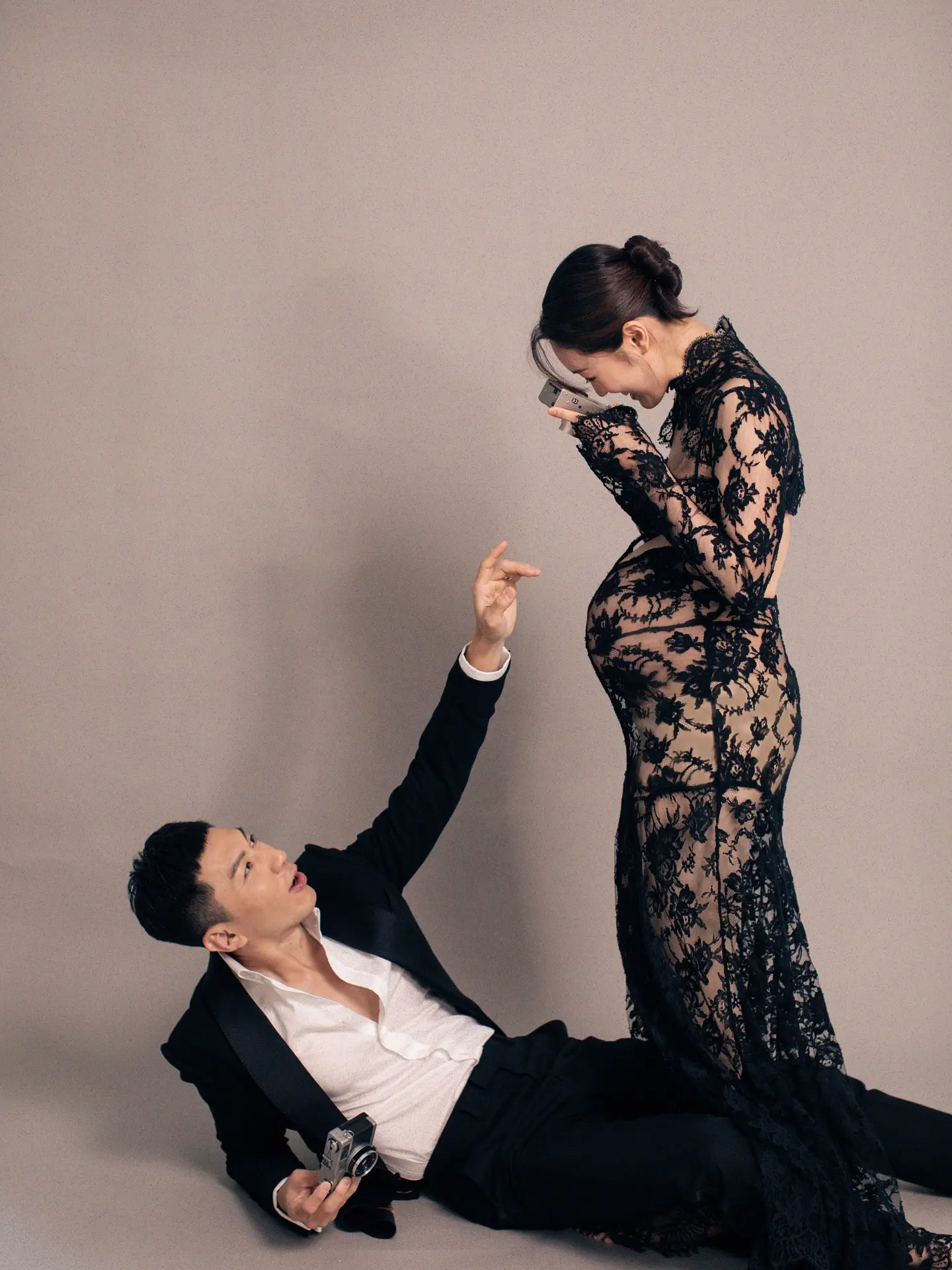 張寶兒以全黑色喱士貼身拖地晚裝上陣，透視設計完美勾勒身段，豐滿側乳外露，既性感又高貴。(圖：Bowie Cheung 張寶兒@FB)