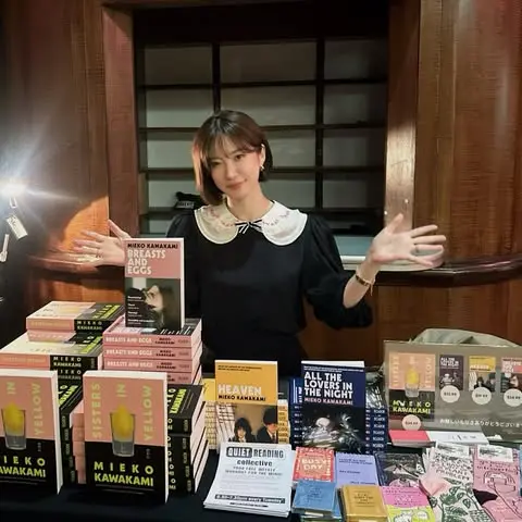 日本知名芥川獎女作家川上未映子歡度50歲生日，於社群曬出對鏡自拍，零歲月痕跡的凍齡美貌引爆話題，網友驚嘆宛如20歲少女，同時也引發修圖與真實狀態的兩派討論。（來源：kawakami_mieko@IG）