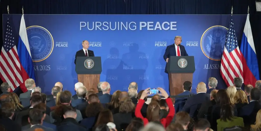 8月15日，美國總統特朗普（右）與俄羅斯總統普京在美國阿拉斯加州安克雷奇市埃爾門多夫-理查森聯合軍事基地舉行會晤後共同出席聯合記者會。(新華社)