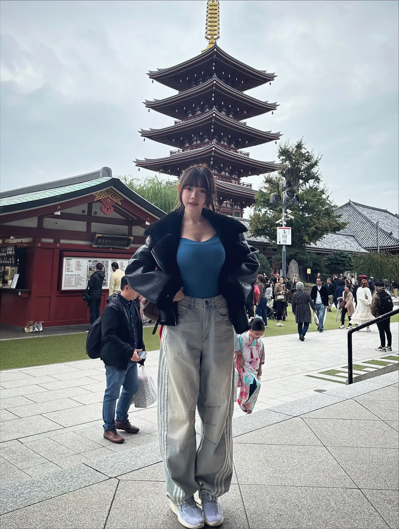 儘管日本氣溫轉涼，但林明禎穿搭依舊火辣，貼身剪裁完美勾勒出凹凸有致的身段，向來備受矚目的 34E 上圍更似升級進化，深邃事業線深不見底。​(圖：minchen333@IG)