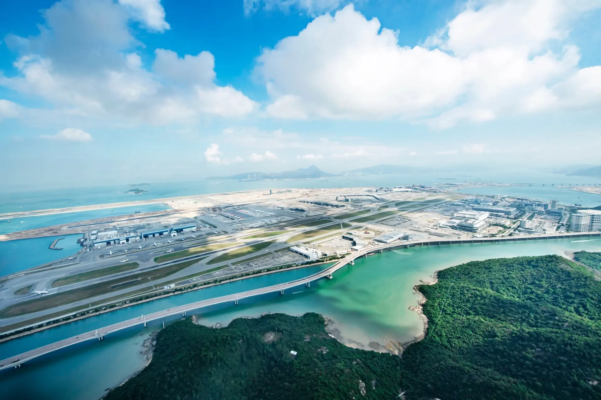三跑系統建成，只是上半場。下半場，香港要靠更進取的航權安排、更精準的航線推廣、更開放的市場環境、更有力的基地航空公司，以及更多願意與香港共同成長的外航，把新增容量化為世界級連通力。 (圖：香港機場管理局)