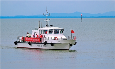 全球首艘純氨燃料內燃機動力示範船「氨暉號」。(央視)