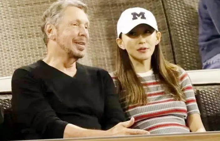 短暫超越馬斯克、以3930億美元身家登頂全球首富的矽谷傳奇——拉里・埃里森（Larry Ellison）牽著34歲的朱喬琳（Jolin）出現在金州勇士隊賽場。（來源：網絡）