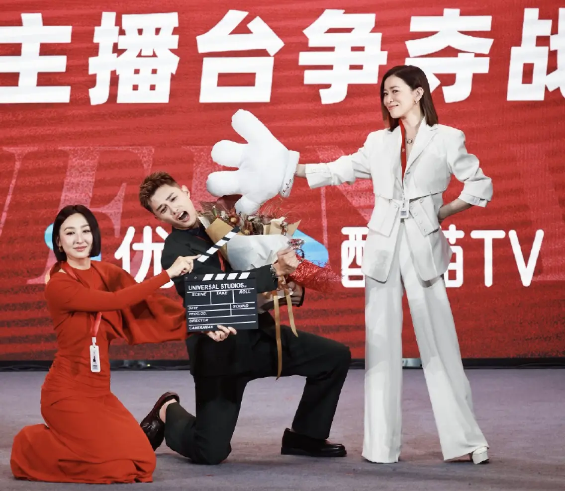 2025 年 11 月 5 日，TVB 台慶劇《新聞女王 2》於內地率先開播，一眾主演前一日齊集杭州出席開播禮，為劇集強勢造勢。(圖：爱佘诗曼粉絲頁@FB)