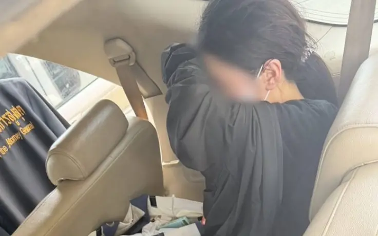 泰國宋卡府合艾（Hat Yai）警方破獲跨國偷渡案，34歲中國前空姐潘女留泰期間擔任人蛇仲介，協助中國人往來泰馬邊境偷渡，手機查出偽造護照資料，連同四名同夥於飯店落網。（來源：khaosod）