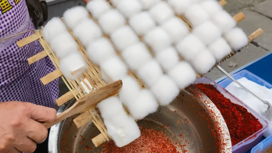 內地全網都在複刻黴豆腐，它的美味密碼和食用禁忌全揭秘！的封面圖片