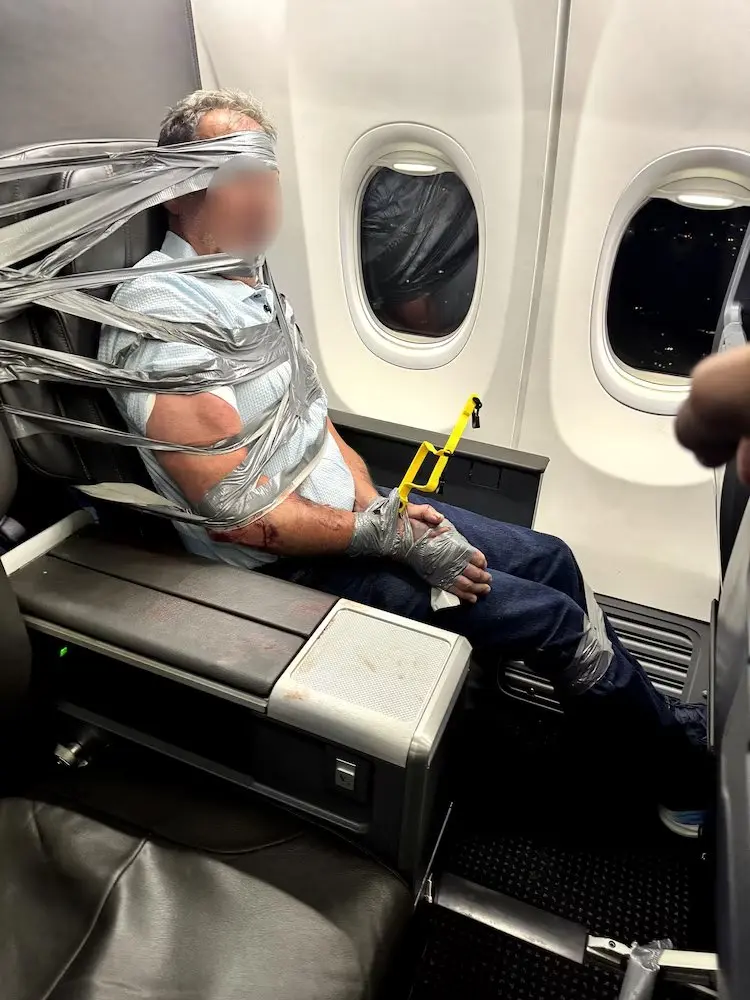 美國航空AA618航班飛行途中，一名頭等艙男子失控辱罵、動手傷人，三名乘客合力將其制伏，以束帶與膠帶固定在座位，航班緊急轉降巴爾的摩，男子落地後遭警方逮捕，案件持續調查中。（來源：aviationbrk@X）