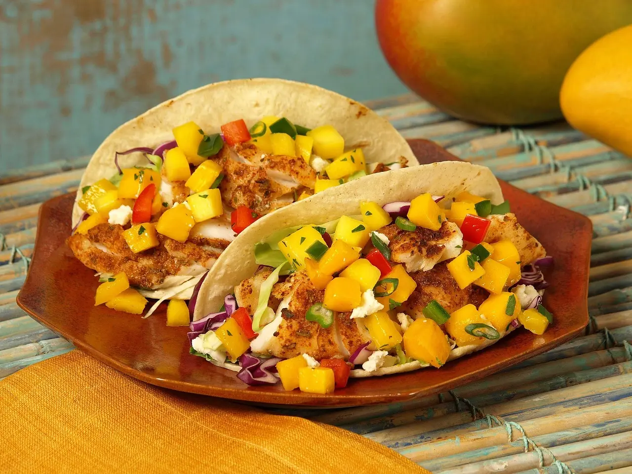 塔可餅（Taco）是墨西哥經典小吃，以玉米製成的餅皮包裹烤肉、蔬菜，再搭配特色莎莎醬（Salsa）食用，分軟餅與硬殼兩種。（示意圖來源：pixabay）