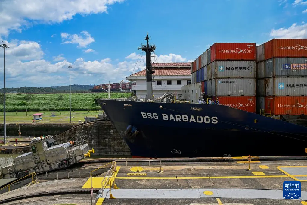 2024年8月28日，在巴拿馬首都巴拿馬城附近，一艘貨輪通過巴拿馬運河的米拉弗洛雷斯船閘準備駛入太平洋。（新華社）