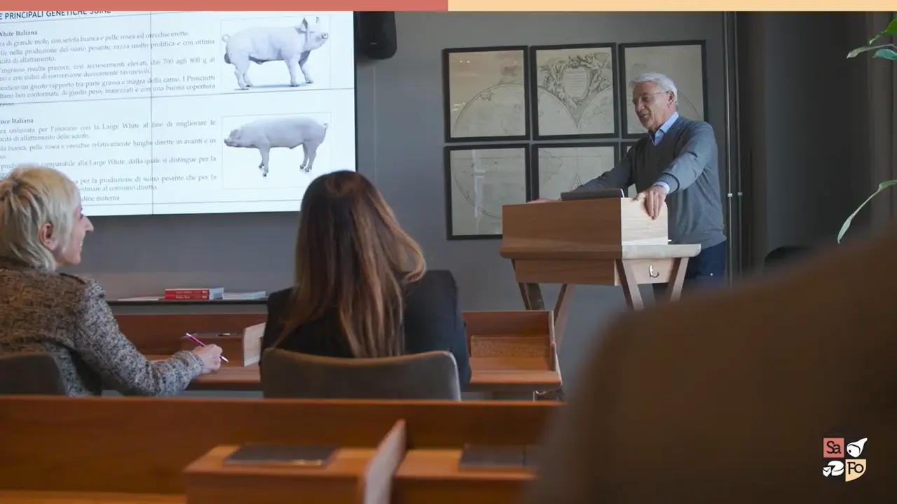 全義首間「火腿起司學校」（UniSaFo）的創辦人齊馬第（Claudio Cimardi）可是業界大前輩，投身火腿起司產業超過55年，他常說：「這些過去祖輩流下來的技藝，可不是幾天就能學會的！」（視頻截圖來源：UniSaFo@YouTube）