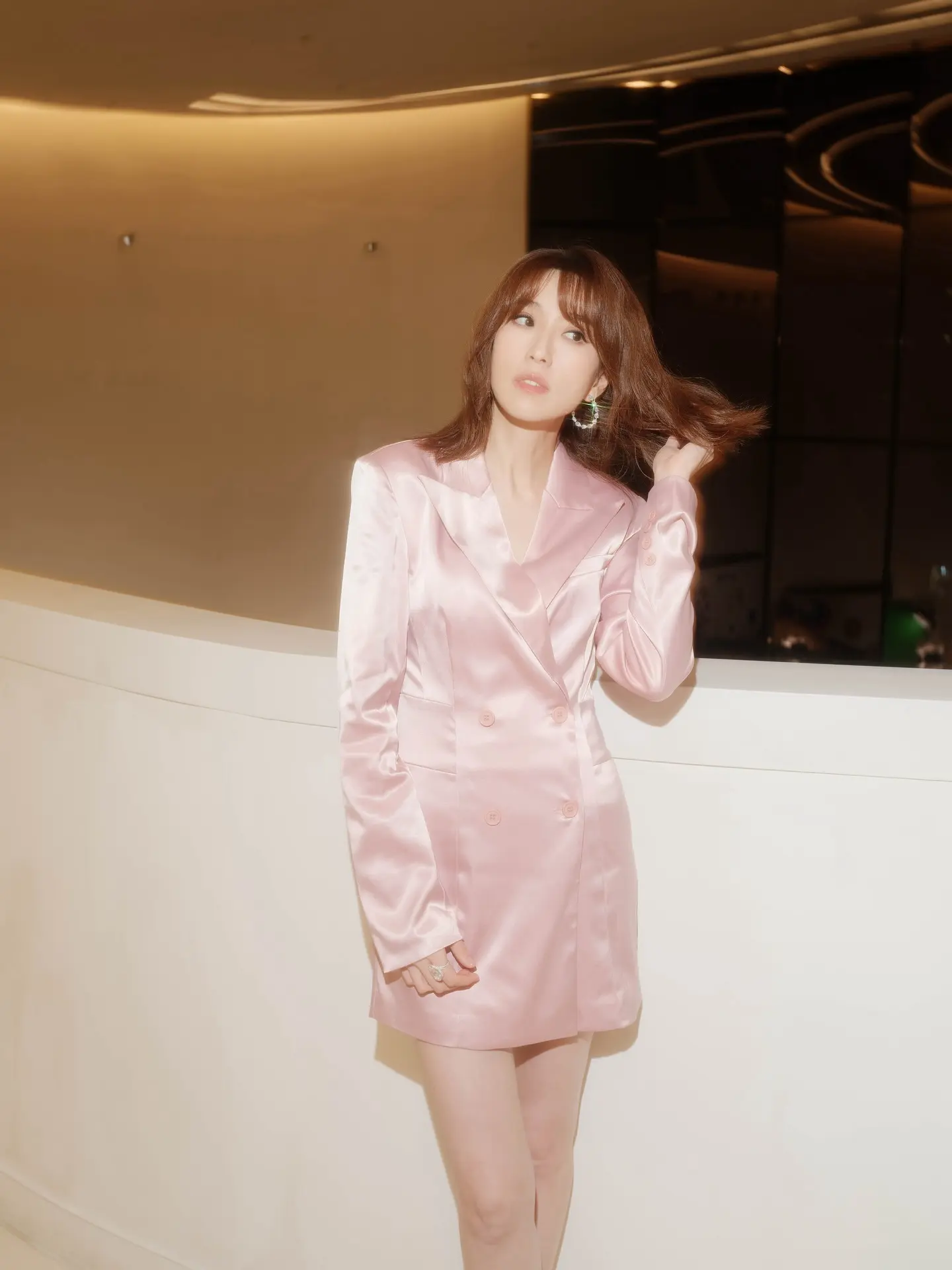 姚子羚今次大膽突破以往形象，將慣常的乾淨利落旁分長髮，改為多層次及肩中長髮，並搭配了一款韓式碎分瀏海，造型上更添幾分時尚感。(圖：姚子羚 Elaine Yiu@FB)