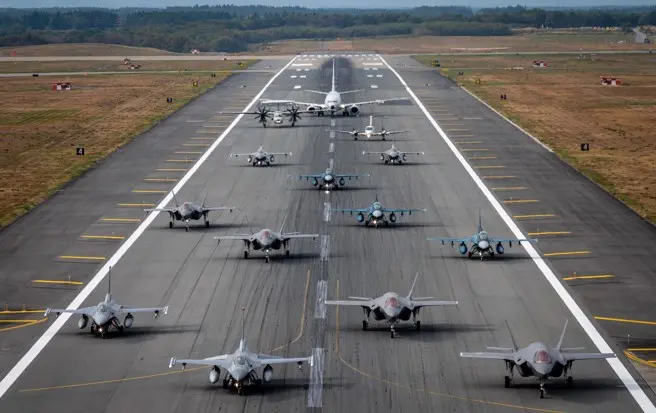 2024年11月1日，美日於「利劍25號」軍演中展現聯合戰力，美軍4架F-16戰隼戰機、日本航空自衛隊4架F-35A匿蹤戰機、4架F-2戰機，以及1架E-2D預警機共同參與展示。（DVIDS）