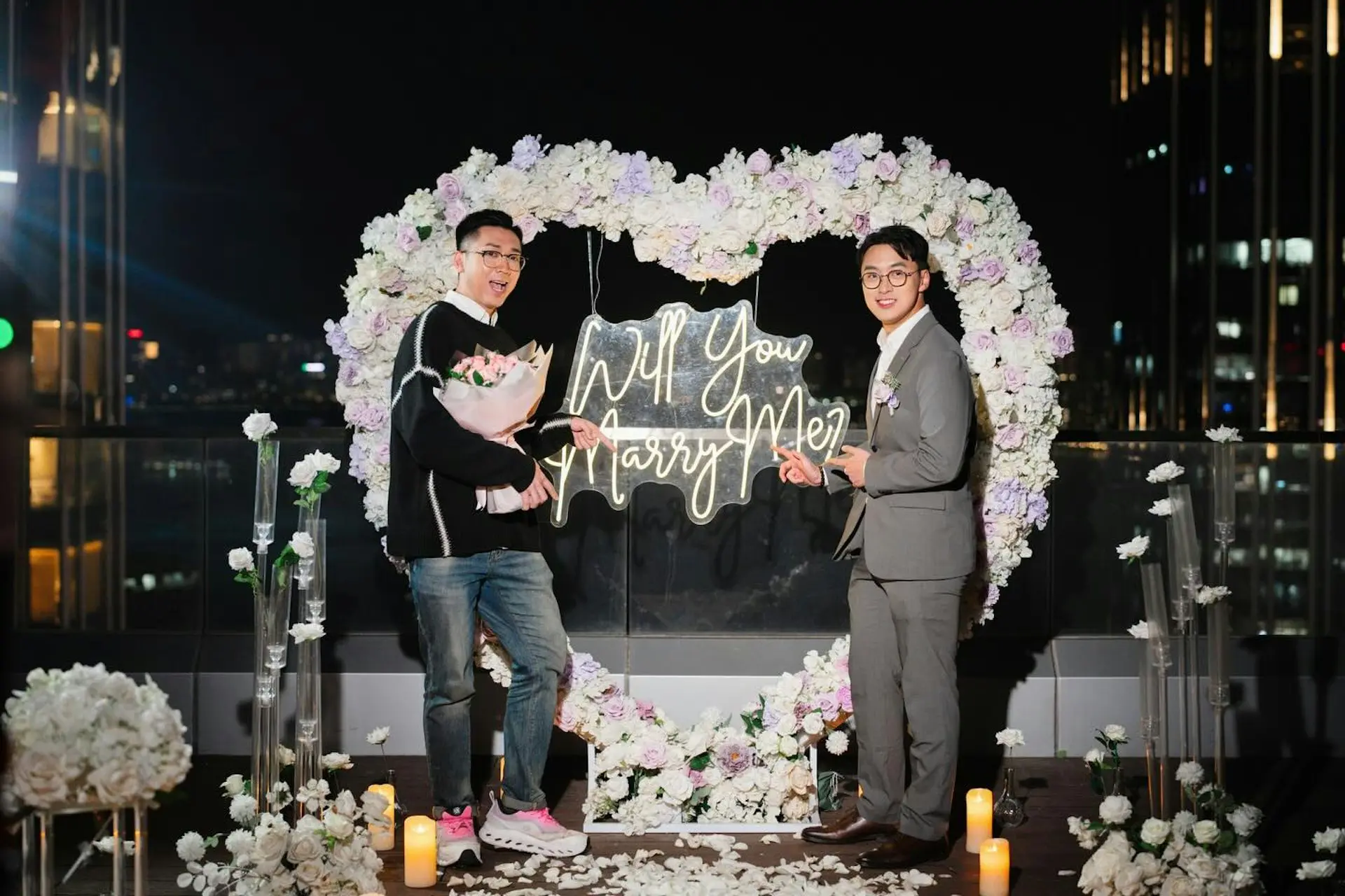 訂婚宴當晚，場地佈置極具心思，以白色鮮花鋪成的小徑搭配燭光點綴，營造溫馨氛圍。其間更有以鮮花構成的大型愛心佈景，上面寫著「Will You Marry Me」，增添浪漫元素。(圖：vincentchan1013@IG)