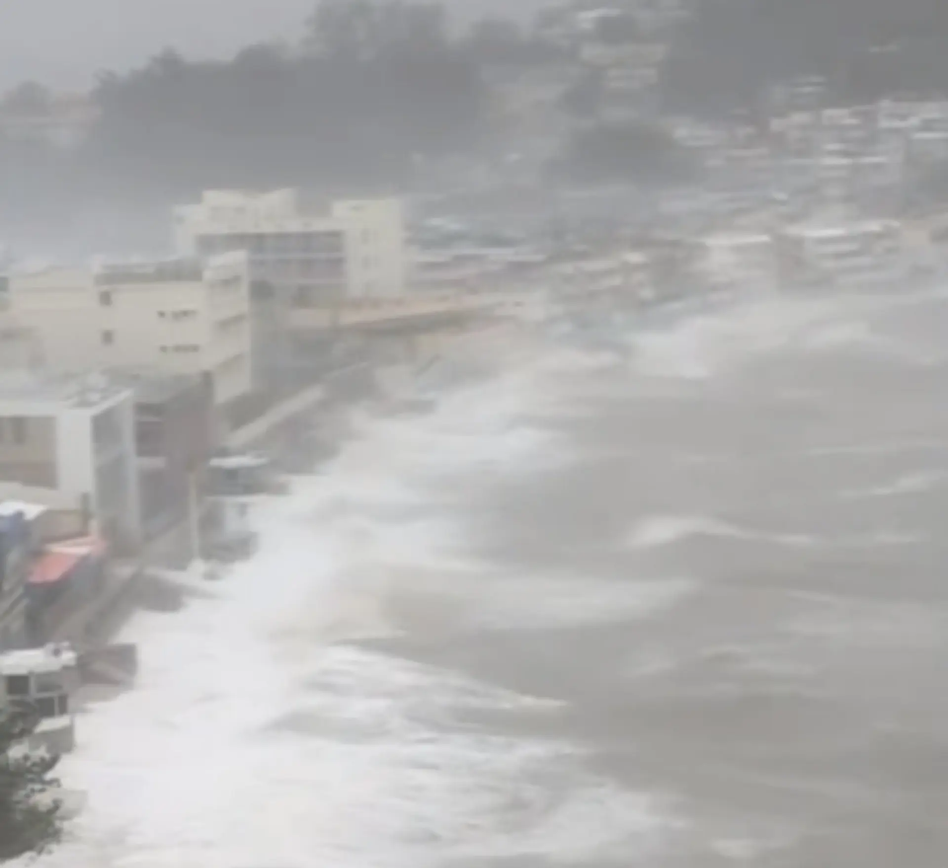 長洲東灣泳灘 —— 這處位於長洲東岸、毗鄰觀音灣的知名海灘，在風暴中被海水完全覆蓋。​(圖：網絡翻攝)