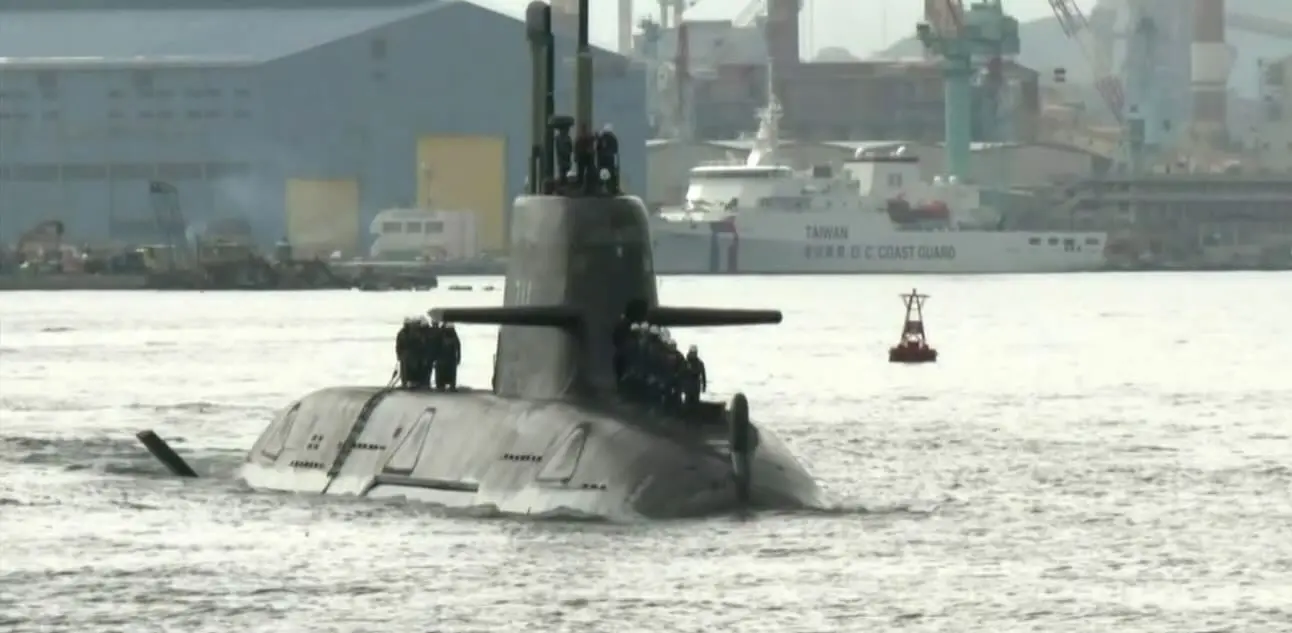 「海鯤號」是台灣首艘象徵自主研發的潛艦，它造價高昂，卻背負著技術風險與政治的爭議不休。(圖：視頻翻攝)