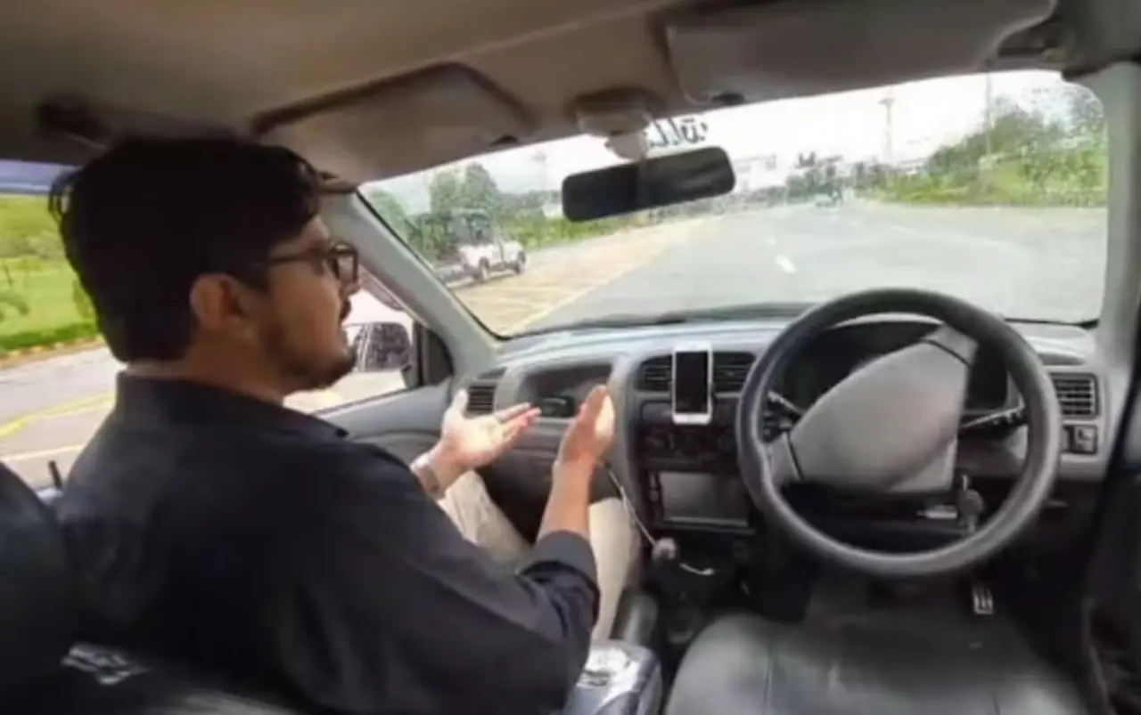 巴基斯坦伊斯蘭堡（Islamabad）國會大廈旁D-Chowk路段，本土研發的遠端操控無人車測試時網路斷線失控，撞向路邊警車，記者全程目睹施救無果，影片瘋傳引網友熱議吐槽。（來源：KTLA 5 News@FB）