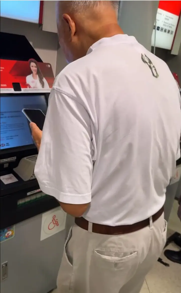 事主透露，當晚在銀行等候使用提款機時，見前排伯伯正以揚聲器接聽電話。電話另一端人士聲稱伯伯的銀行戶口已被凍結，要求他立即前往匯豐總行處理。​(圖：Threads翻攝)