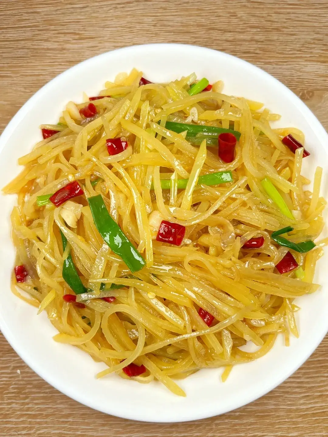 土豆本身澱粉含量高，切後表面澱粉外露，一遇熱就容易糊化黏鍋，若處理不當，很容易炒成土豆泥絲。（示意圖來源：小紅書網友）