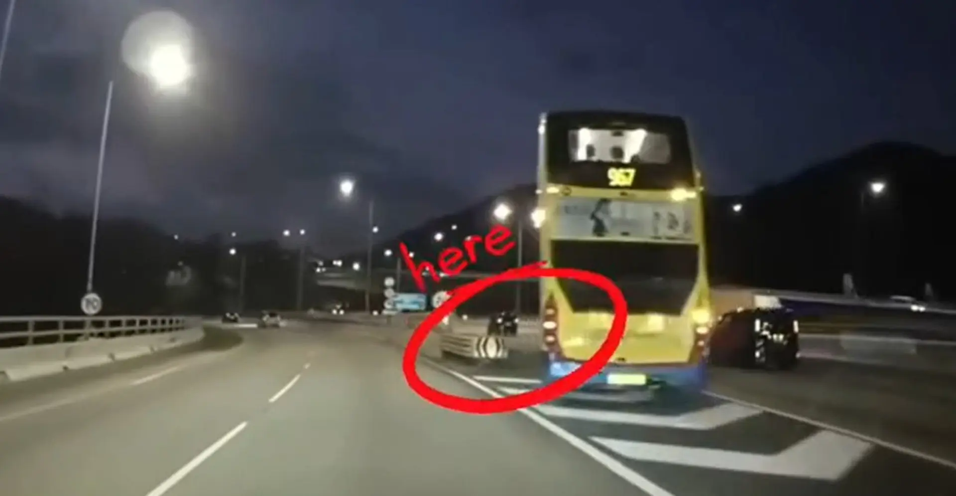 畫面顯示，巴士先亮起煞車燈，隨即閃動右指揮燈，隨後車長急速向右扭軚，從最左側慢線連切兩線，期間壓過石壆前的影子線，左邊車身險撞路中石壆及風琴式防撞欄，車身出現輕微搖晃。​(圖：視頻翻攝)