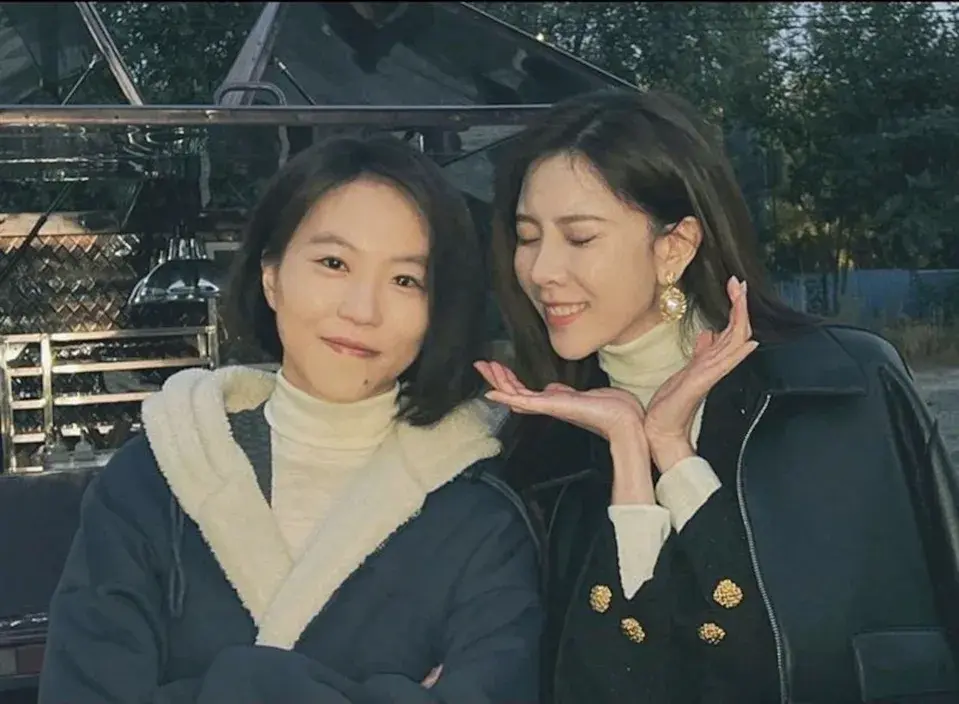 2024 年 10 月,她們被拍到私下共進火鍋餐;11 月,有民眾在新加坡街頭偶遇兩人牽手逛街;2025 年元旦,竇靖童曬出毛線鉤織娃娃照片,隔天宋妍霏便晒出印有同款圖案的上衣自拍,被解讀為「隔空放閃」。(圖:網絡翻攝)