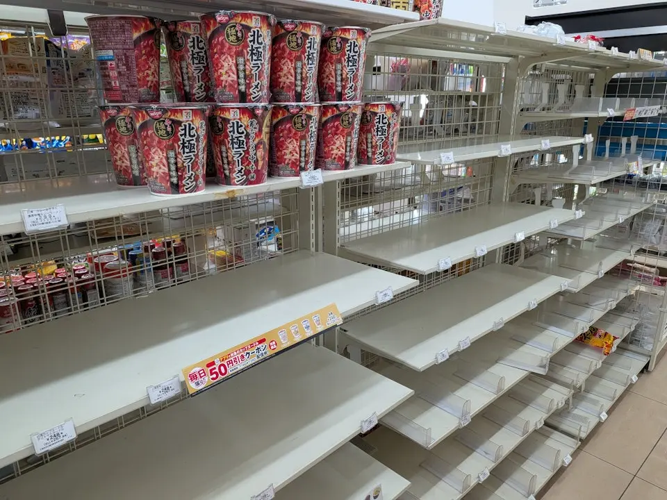 熊本地震後當地便利商店食品被民眾瘋搶一空，唯獨超熱門激辛北極拉麵無人問津。畫面曝光後引發台日網友熱議，眾人分享超真實吃後副作用，反差畫面哭笑不得。（來源：saikifumiyos@X）