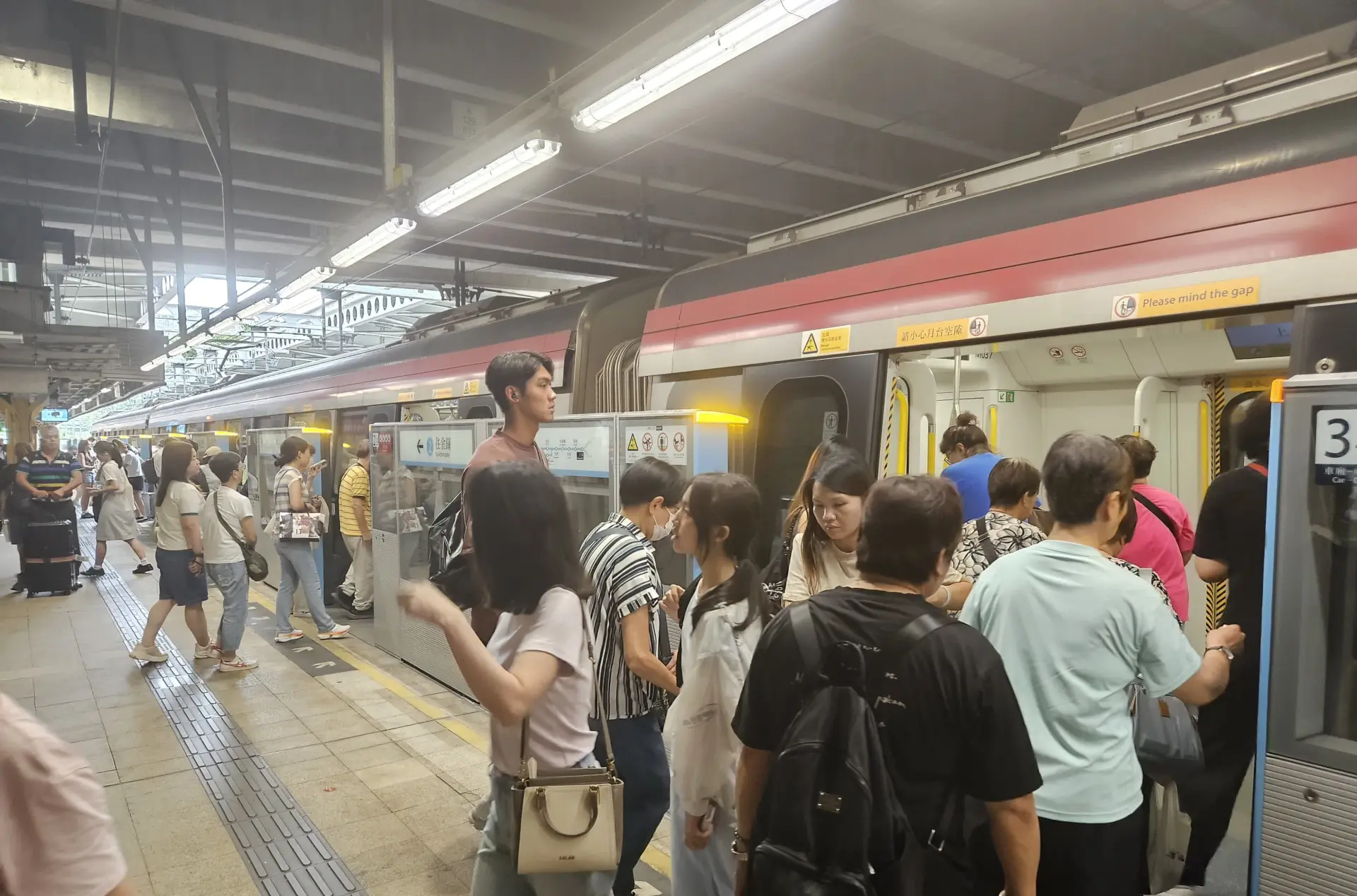 該內地網民在帖文中提到,雖香港地鐵班次頻密,但常見乘客在關門提示聲中「搶閘」登車,而港人全程保持鎮定的狀態讓他頗為驚訝。(圖:網絡翻攝)