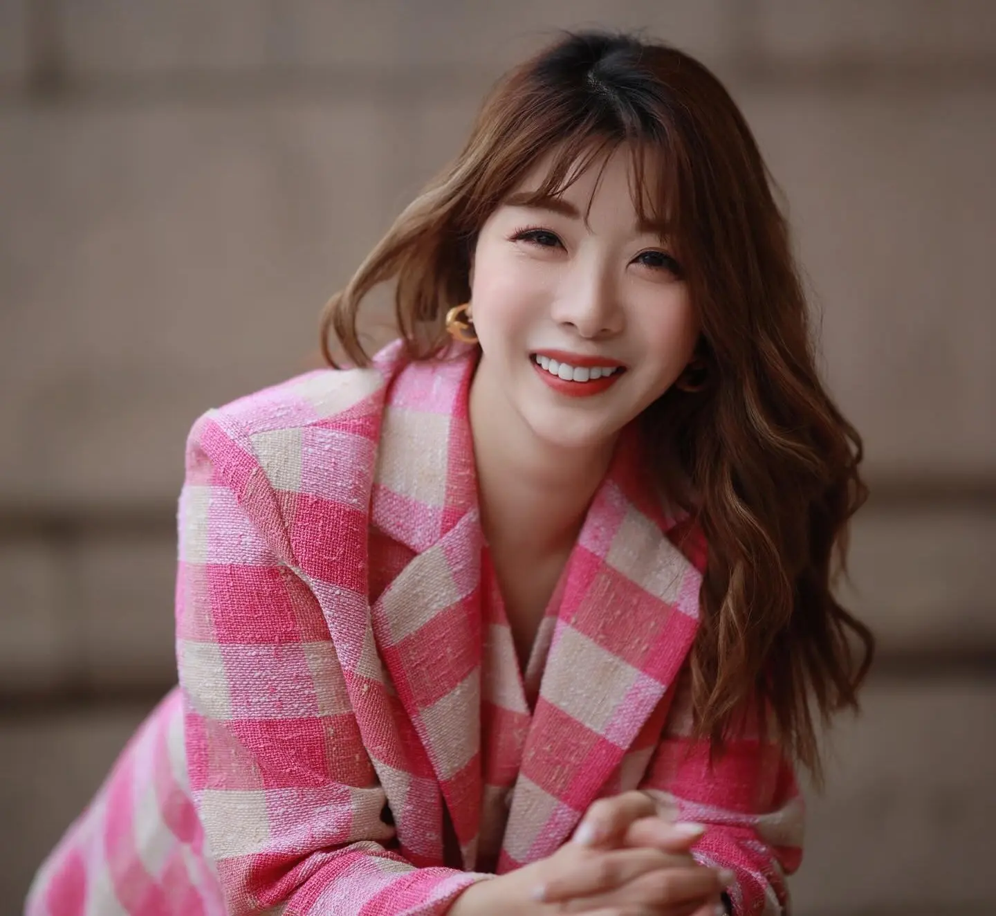 胡家惠自 2002 年參選港姐奪得季軍後入行，惟簽約 TVB 僅 18 個月便選擇離開娛樂圈，轉戰商界發展，憑藉過人能力成為事業有成的女強人。與一帆風順的事業相比，她的感情生活卻屢遇坎坷。(圖：Cathy Wu 胡家惠@FB)