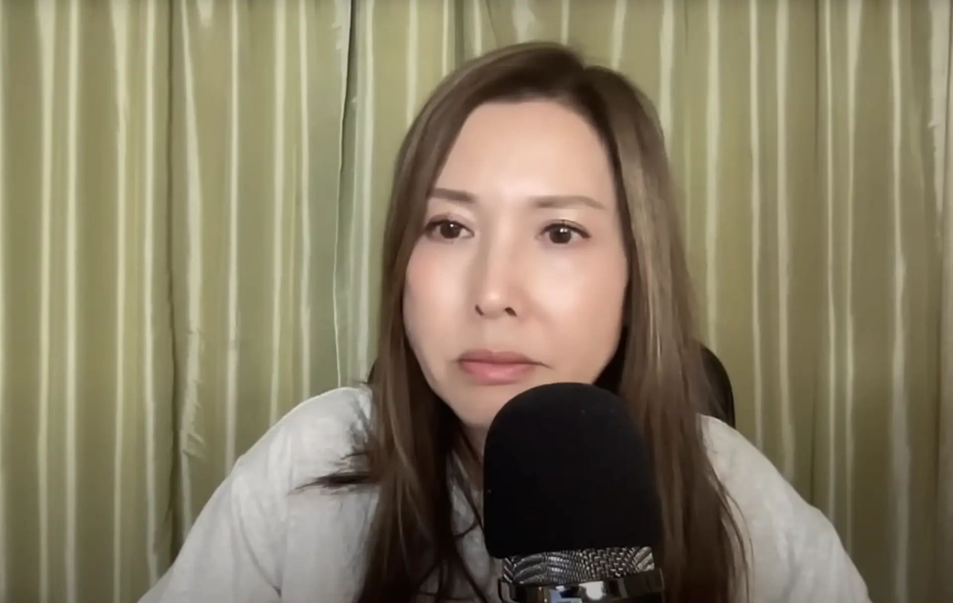 近日在 YouTube 節目《婉華時報》直播中，直言對當地現狀感到失望，更疑似透露回流香港的念頭，其言論引發海外華人共鳴。​(圖：視頻翻攝)