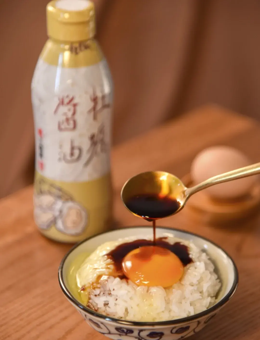 清晨的日本家庭餐桌上，一碗熱米飯打入生雞蛋，淋上少許醬油攪拌均勻，就是最日常的早餐。（示意圖來源：小紅書網友）