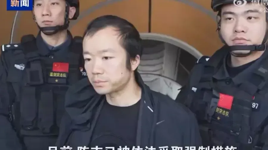 太子集團陳志由柬埔寨押解回國 穿囚服戴手銬頭套 神情憔悴落魄的封面圖片