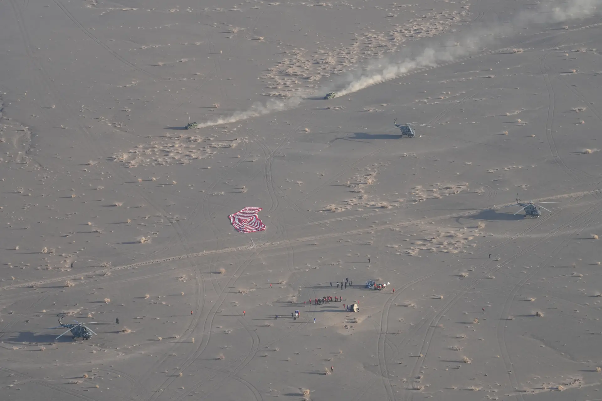 11月14日，載著神舟二十號航天員乘組的神舟二十一號載人飛船返回艙在東風著陸場張開降落傘成功著陸。新華社