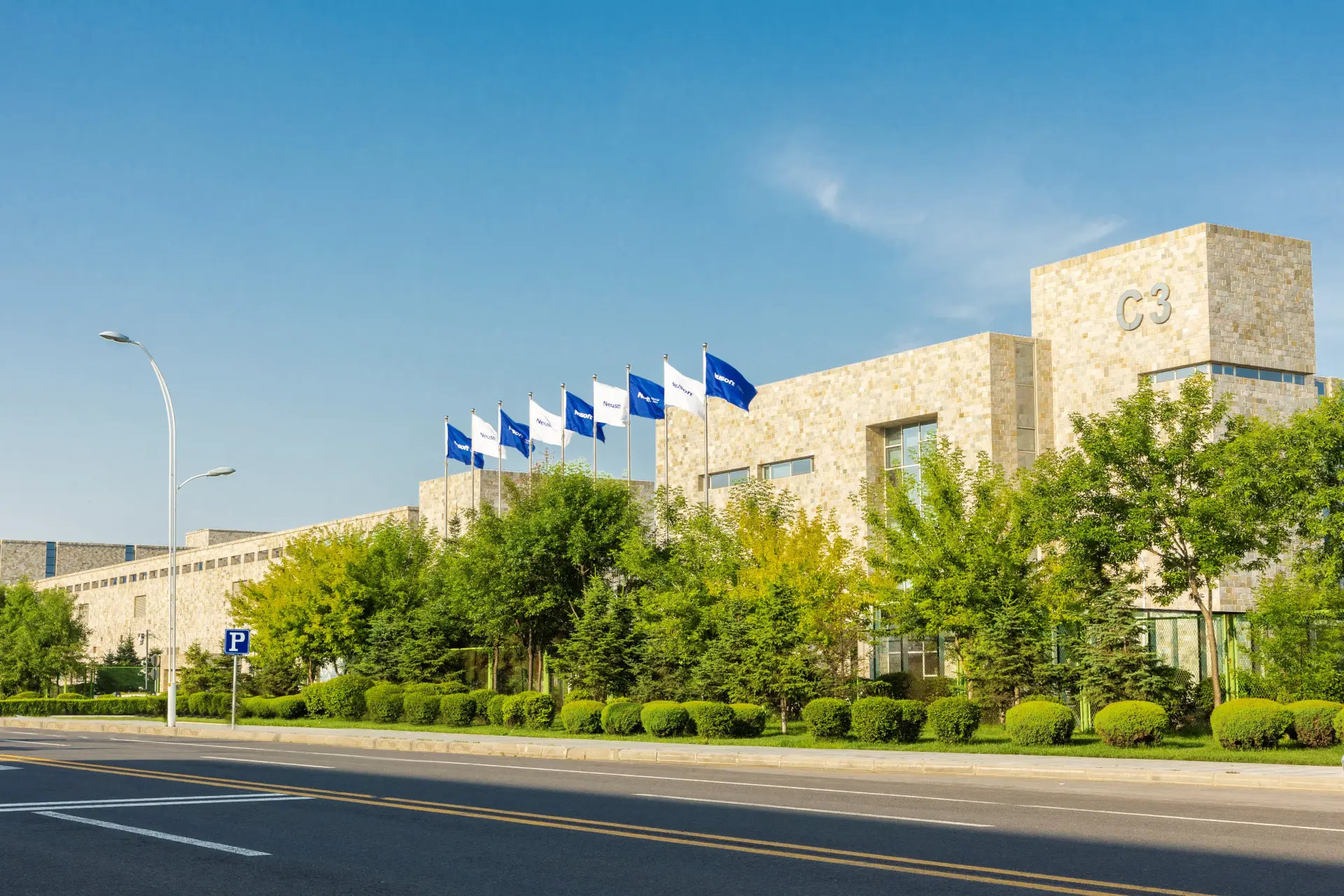 從老工業基地到新質生產力高地，關鍵不在於拋棄過去，而是在原有工業基礎上完成一場技術與產業的升級，東軟只是其中一個可見的窗口，背後是一整套正在調整與重構的產業版圖。(圖：東軟醫療官網)