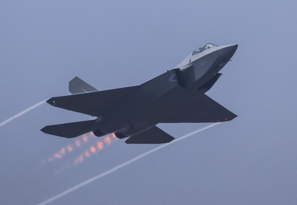 去年11月12日，殲-35A戰機在珠海航展上進行飛行表演。 (新華社)