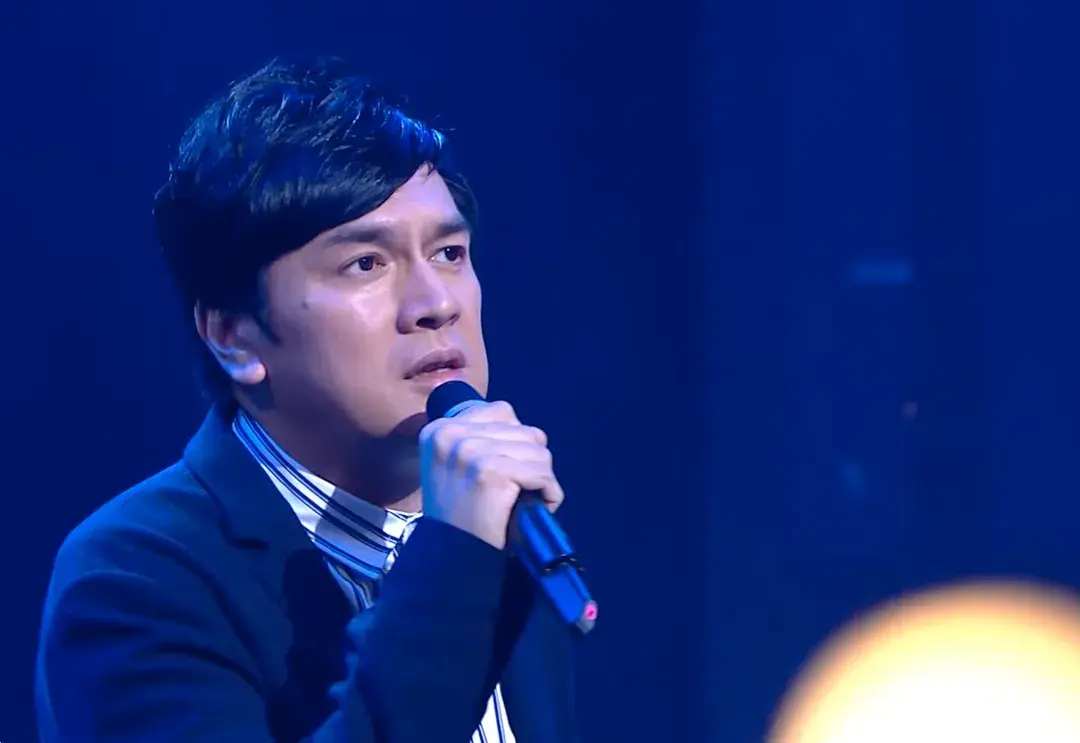 2020年，他獲邀亮相TVB經典音樂節目《流行經典50年》，睽違二十二年再度公開獻唱代表作《我失戀你悲傷》。為完美呈現舞台表現，他堅持減肥，耗時三個月成功減掉30磅。(圖：TVB)