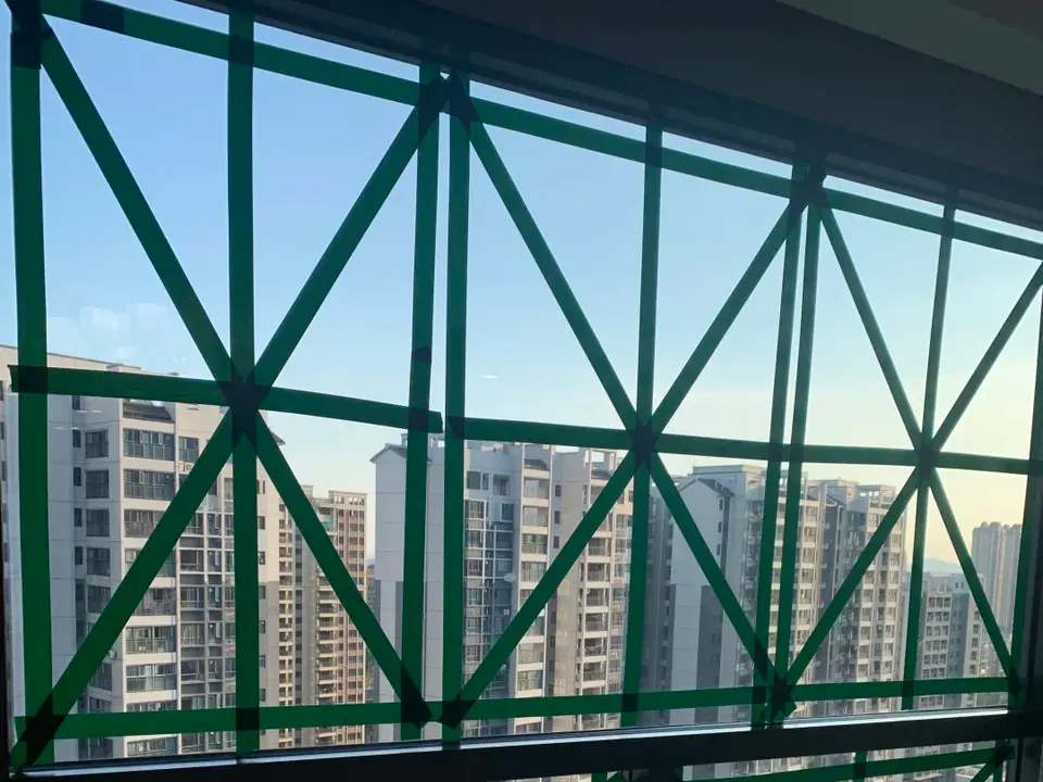 颱風「樺加沙」過境後，不少人發現之前為防風貼在玻璃窗上的透明膠帶，撕下來後留下了一圈圈黏糊糊的殘膠，用布擦半天不僅沒效果，反而越擦越髒，看著實在煩心！（示意圖來源：@小紅書）