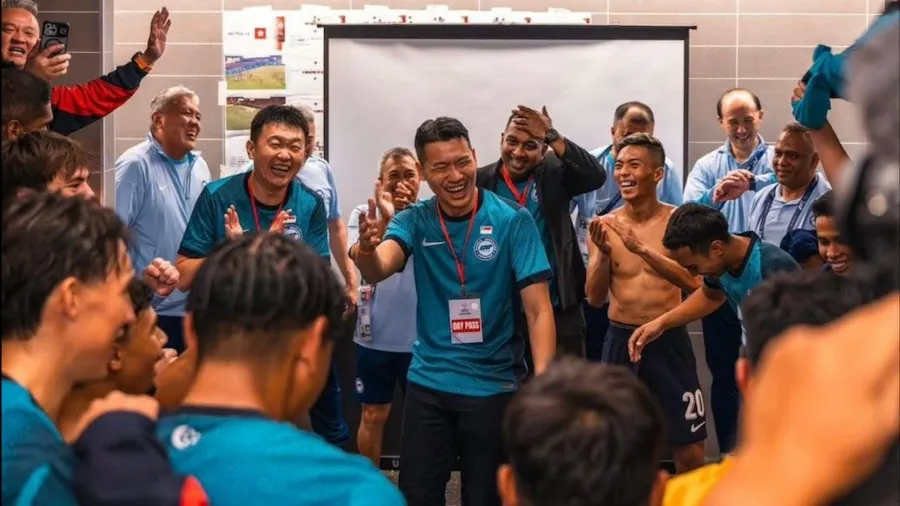 2027亞洲盃外圍賽 新加坡梁振偉辱罵香港球迷球員「白痴」言論引公憤 只收回言論不道歉的封面圖片