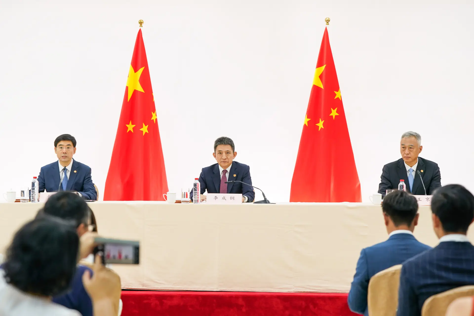 當地時間9月15日，中美經貿會談中方新聞發布會在西班牙馬德里舉行。中國商務部國際貿易談判代表兼副部長李成鋼、國家互聯網信息辦公室副主任王京濤出席發布會。商務部新聞發言人何亞東主持發布會。(新華社)