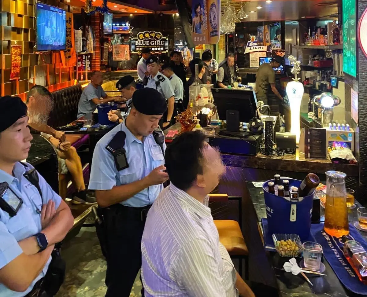 警方發言人指出，此次跨部門聯動是警務處打擊三合會戰略的重要環節，集合不同單位的執法優勢，既能實現全區域覆蓋，又能針對重點場所進行深度排查，有效震懾黑社會勢力。(圖片：香港警察 Hong Kong Police@FB)