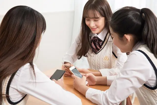 南韓立法限制學生使用手機 (資料圖片)