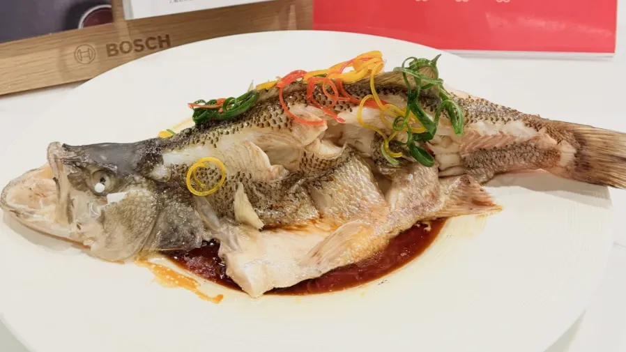 飯店清蒸鱸魚為何超嫩？改刀、蒸制、料汁三步就學會的封面圖片