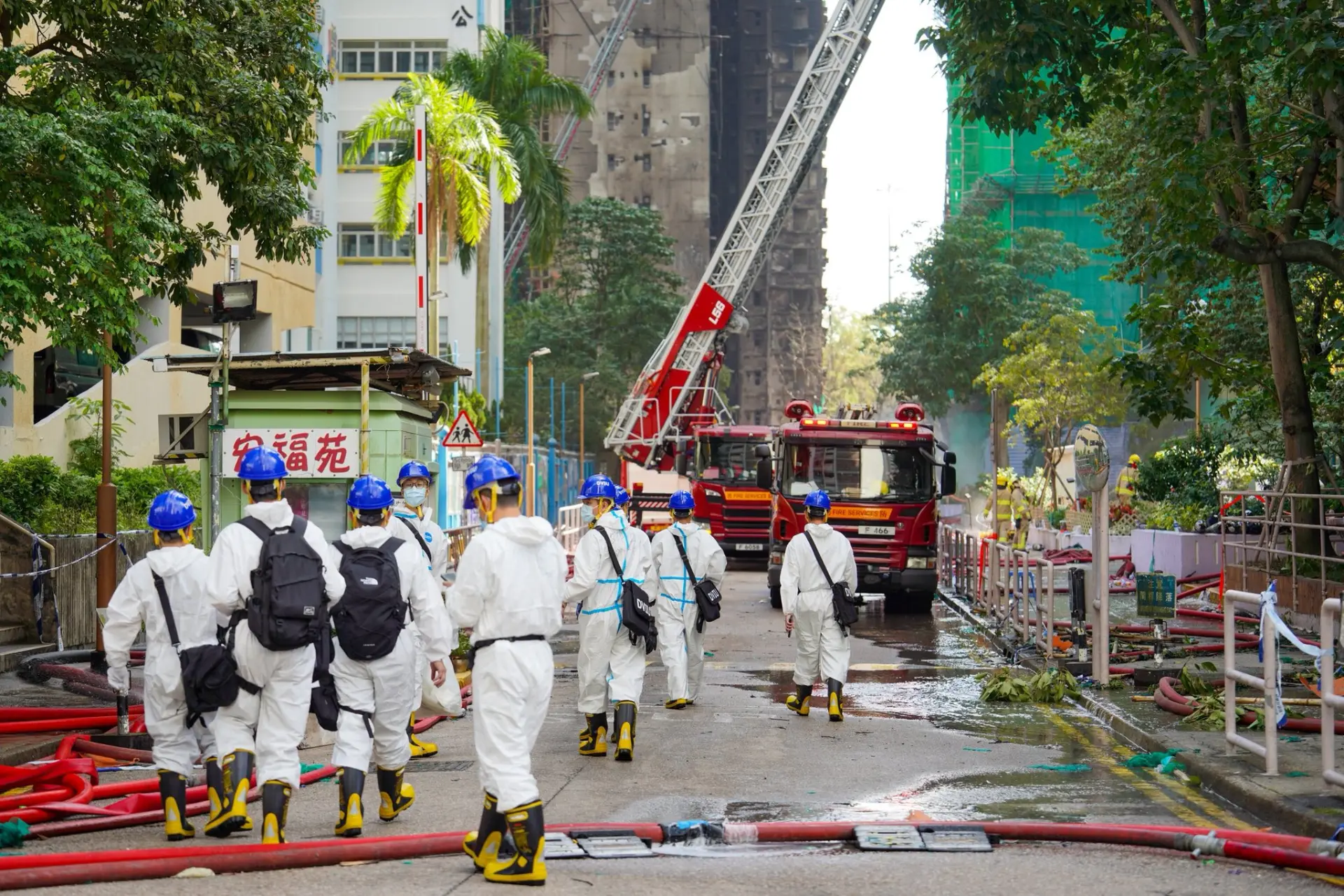 大型屋苑的管理涉及複雜的消防安全系統維護、電力設施檢查、逃生通道管理等多個專業範疇，需要持續、專業且有效的監督。 當管委會因經驗、資源或內部協調等問題，未能嚴格履行法定責任時，大廈的潛在風險便會如計時炸彈般不斷積累。(圖：香港警察 Hong Kong Police@FB)