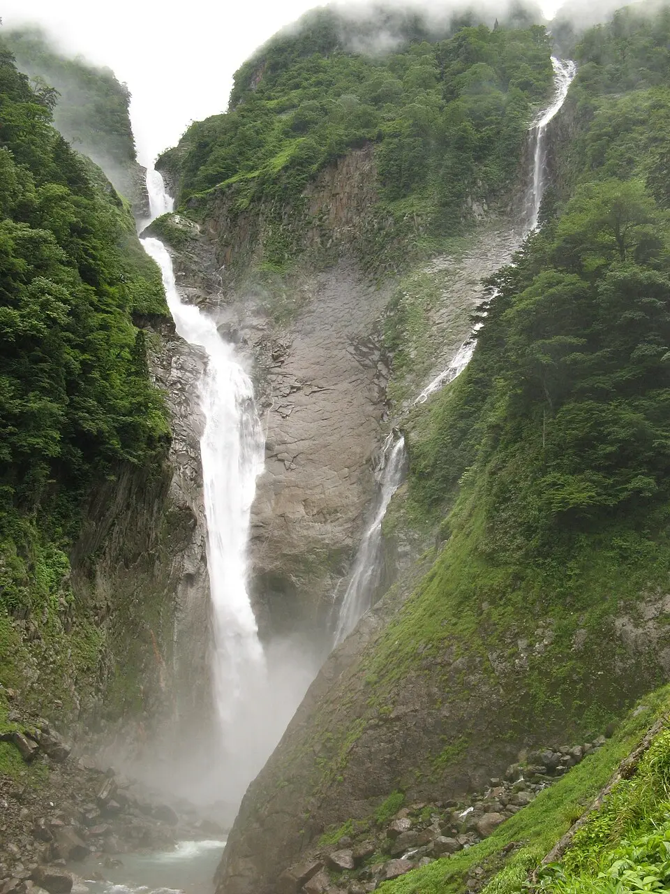 日本富山縣立山町蘆峅寺境內的「稱名瀑布」，是坐擁350公尺落差、被列為日本政府指定名勝與天然紀念物的知名景點，更是「日本瀑布百選」之一，向來是遊客絡繹不絕的觀光熱點。（來源：wikipedia）