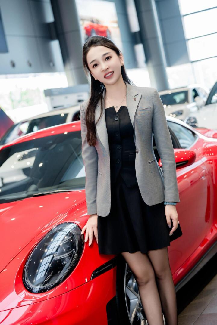 保時捷美女銷冠兩年狂銷 34 億牟倩文。(來源:青岛保时捷中心molly@小紅書)