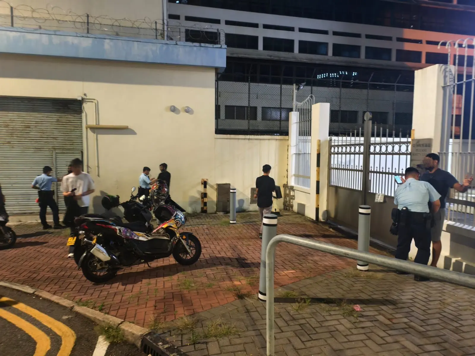 行動期間，執法人員按預先掌握的情報展開精准排查，現場拘捕多名涉案人士，有關人員涉嫌參與三合會相關活動及協助轉移非法收益，具體涉案細節仍在進一步調查中。​(圖片：香港警察 Hong Kong Police@FB)