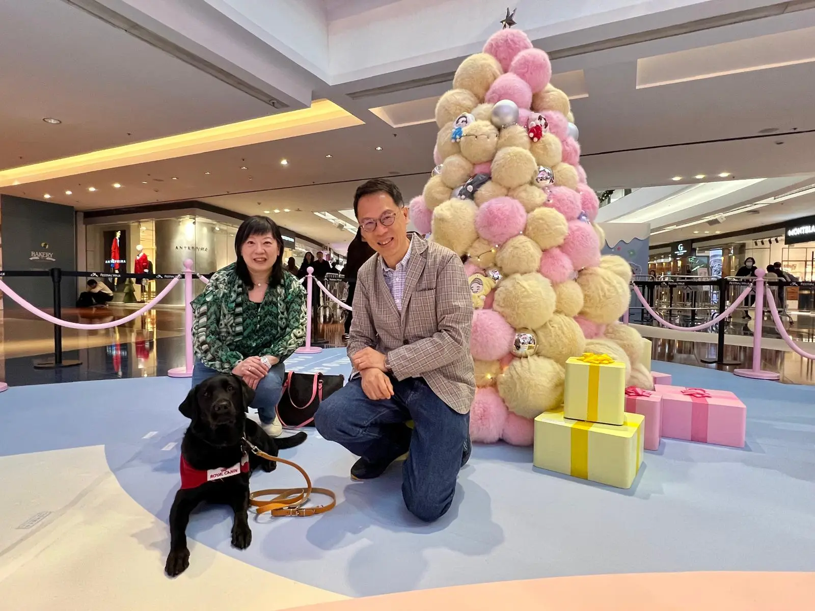 筆者周美華、張家瑋先生和導盲犬Doll合照