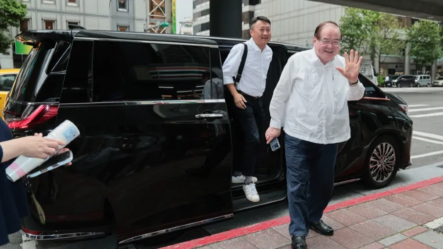 李乾龍座車遭安裝追蹤器 尹乃菁痛斥情偵監聽行為的封面圖片
