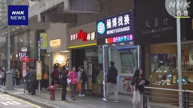 男子飛抵香港，在找換店外被兩名賊人搶走5800萬日圓背包。ＮＨＫ