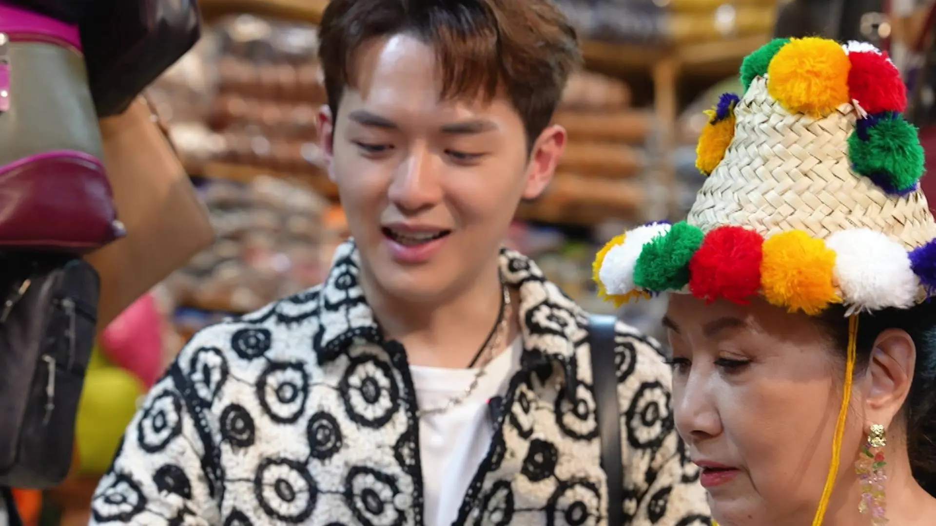 當二人閒逛皮革製品店，考慮選購手信之際，阿姐突然突襲提問：「你使唔使買啲嘢畀女友呀？」毫無防備的阮浩棕瞬間嚇得口窒窒，一臉失措的模樣逗笑全場。(圖：TVB)