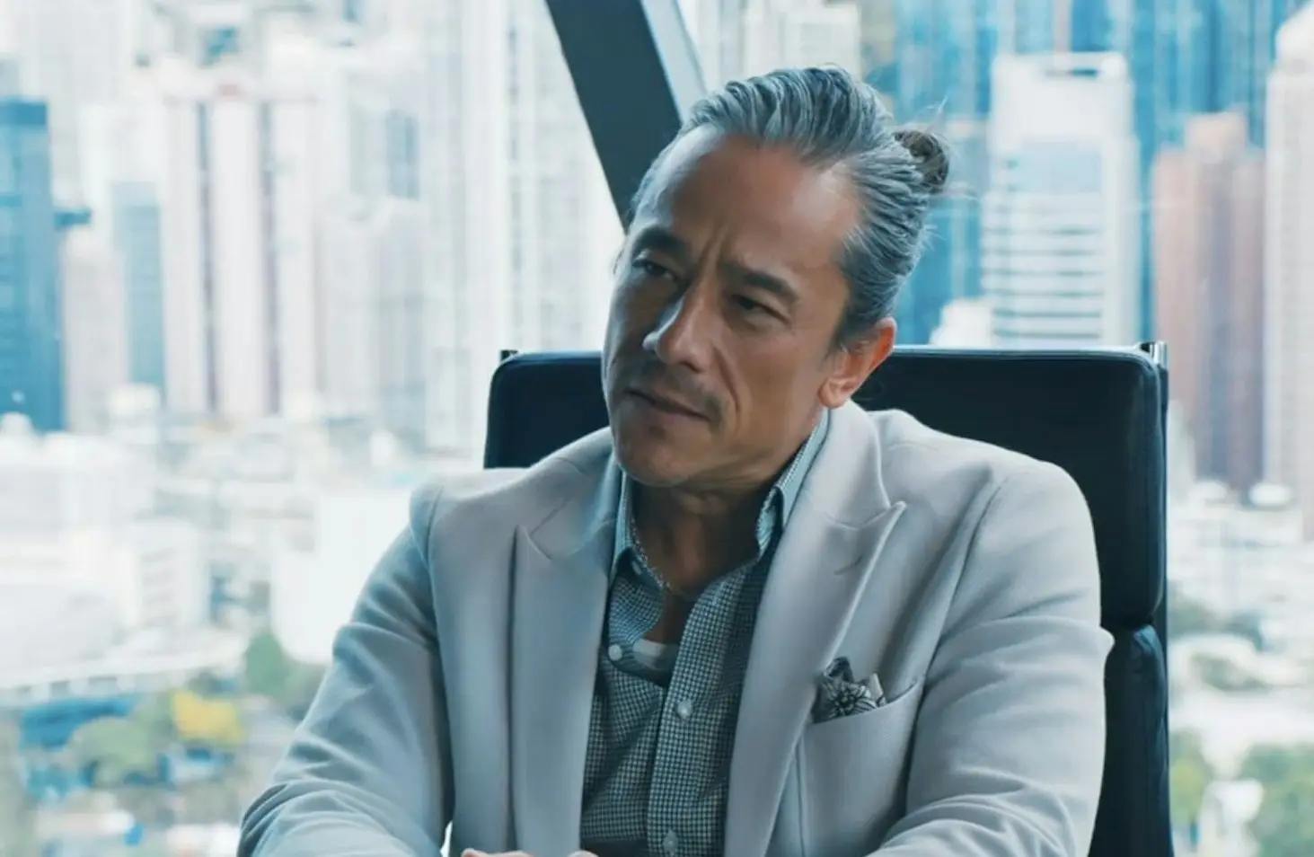 時隔多年，踏入49歲的吳嘉龍，在形象上迎來巨大轉變。他不再執著於維持當年的混血型男路線，反而任由白髮生長，留起一臉粗獷鬍鬚，搭配長髮造型，盡顯成熟男人味。(圖：《守誠者》劇照)