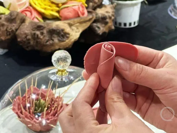 中國內地重慶市民程女士受春日繁花啟發，巧手將面粉做成以假亂真的牡丹花饅頭，做工精細、味道可口，引網友驚歎，她還開店傳授技藝，傳遞美好祝福。（來源：上遊新聞/重慶市民程女士）